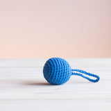 Ein meeresblauer Häkelball mit Schlaufe von Kokomoo.