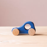 Grimms erstes Holzauto in blau für Babies mit großem Griffloch.