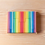 Alle 64 Holzbausteine von Glückskäfer nach Farben sortiert im mitgelieferten Holztablett.