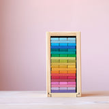 Die sechzig bunten Holzbausteine von Glückskäfer in ihrer Holzbox sortiert.