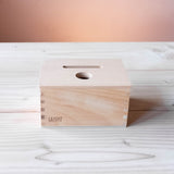 Die Grapat "Permanence Box" zum Stecken mit einem Loch und einem Schlitz, beliebt in der Montessori Pädagogik.