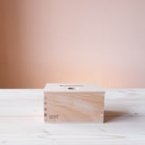 Die Grapat "Permanence Box" zum Stecken aus nachhaltigem Holz mit einem Loch und einem Schlitz, beliebt in der Montessori Pädagogik.