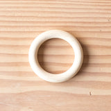 Ein Holzring von Kokomoo mit 85 Millimeter Durchmesser.