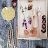 Freies Spiel im Herbst: auf einem Holztablett liegen zwei kleine Holzschaufeln von Kokomoo, rundherum Lavendel, Kastanien, Nüsse und kleine Pilze aus Holz.