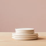 Drei große Holzteller aus Ahorn unten, drei kleine Teller darauf gestapelt.