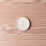 Das Holzteller aus Ahorn von Kokomoo mit dem Durchmesser 10 Zentimeter.