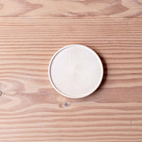 Das Holzteller aus Ahorn von Kokomoo mit dem Durchmesser 14 Zentimeter.