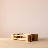 Fünf Zaunelemente des Drei Blätter Holzzauns zum Spielen stehen nebeneinander aufgereiht.