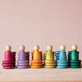 Alle 36 Teile des Grapat "Nins, Rings & Coins" Holzfiguren Spielset nebeneinander aufgestellt.