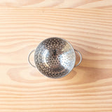 Ansicht des Edelstahl-Nudelsiebes von oben.