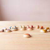 Grapat "Insects" kleine Krabbeltiere in den verschiedenen Farben des Regenbogens und drei verschiedenen Formen. das orange Plättchen liegt ganz vorne.