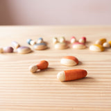 Grapat "Insects" kleine Krabbeltiere in den verschiedenen Farben des Regenbogens und drei verschiedenen Formen. Die drei orange Spielfiguren liegen ganz vorne.