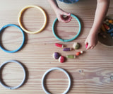 Grapat "Insects" kleine Krabbeltiere Spielmaterialien aus Holz und bunte Motorikringe, Kinderhände spielen damit.