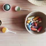 Grapat "Insects" kleine Krabbeltiere liegen in einem Jutekörbchen, daneben andere Spielmaterialien aus Holz und Filz zum endlosen freien Spiel.