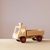 Der LKW-Kipper von Fagus aus Holz, seitlich zu sehen.