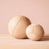 Der kleine und der große Lederball von Lautenbach, aus Ziegenleder, gefüllt mit Schafwolle.