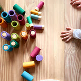 Grapat Lolas in Erdönen und Becher liegen oder stehen kunterbunt durcheinander auf dem Boden.