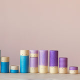 Die blauen, lila und violetten Lolas von Grapat in drei verschiedenen Größen farblich sortiert in einer Reihe.