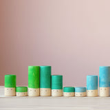 Die grünen, dunkelgrünen und hellblauen Lolas von Grapat in drei verschiedenen Größen farblich sortiert in einer Reihe.