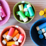 Lola spielfiguren von Grapat liegen in farblich passenden Körbchen.