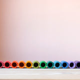 Die bunten Becher aus Holz vom Grapat Spielmaterial Lola aufgereiht, farblich sortiert.