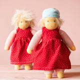 Die Stoffpuppe Lotti rot von Nanchen aus weichem Frottee, mit rotem Tupfenkleid, einmal mit blauem Tuch am Kopf, einmal ohne.