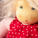 Das bemalte Gesicht vom Puppenkind Lotti, der Stoffpuppe von Nanchen von ganz nah zu sehen.