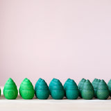 Die Mandala Bäume von Grapat in Reih und Glied aufgestellt, die verschiedenen Grüntöne sind gut zu erkennen.