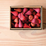 Die Mandala Holzsteine "Feuer" in verschiedenen Rot-Tönen von Grapat in ihrer Verpackung.