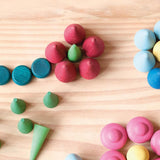 Aus Mandalasteinen "Feuer", "Grünzeug" und "Blüten" entstehen aufgelegt wunderschöne Holzblumen.