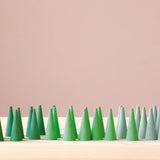 Grapat "Green Cone" - grüne Mandala Steine in Kegelform für das freie Spiel nebeneinander aufgestellt.