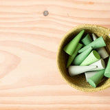 Grapat "Green Cone" - grüne Mandala Steine in Kegelform für das freie Spiel in einem grünen Jutekorb.