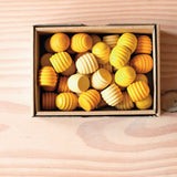 Die gelben Mandala Legematerialien Honigwaben von Grapat liegen in ihrer Kartonschachtel.