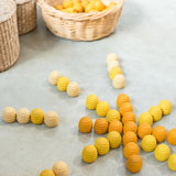 Mit gelben Mandala Steinen Honigwaben von Grapat ist ein Stern auf dem Boden aufgelegt.