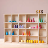 Verschiedenes Mandala Legematerial von Grapat in bunten Farben steht verteilt in den Fächern eines Setzkasten.