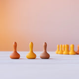 Drei Holzkürbisse Mandalasteine in braun, gelb, orange.