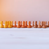 Das Mandala Legesteine Steine Set "Kürbisse" von Grapat mit 36 kleinen Holzkürbissen in drei verschiedenen Orangetönen.