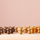 36 kleine Holzpilze zum Spielen in 3 verschiedenen Brauntönen von Grapat.