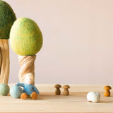 Zwei Bäume aus Schwemmholz und Filz, ein kleines Filzpüppchen, Filzkugeln und drei kleine Holzpilze - eine schöne kleine Spiellandschaft.