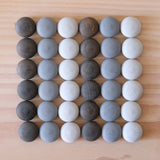 36 Stück Mandala Legematerial Steine in den drei verschiedenen Grautönen zu einem Quadrat mit sechs mal sechs Steinen aufgelegt.