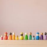 Grapat "Together" Menschenkinder Spielfiguren aus Holz alle in einer Reihe aufgestellt.