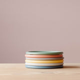 Sechs Stück Motorikringe in Pastell Farben aufeinander gestapelt.