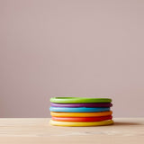 Sechs Stück Motorikringe in Regenbogenfarben aufeinander gestapelt.