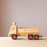 Der Fagus LKW Muldenkipper aus Holz seitlich, in die linke Fahrtrichtung.