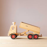 Der Fagus LKW Muldenkipper aus Holz seitlich, in die linke Fahrtrichtung, die Muldenkippe ist in der ersten Position, also am Weg zum Abkippen.