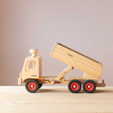 Der Fagus LKW Muldenkipper aus Holz seitlich, in die linke Fahrtrichtung, die Muldenkippe ist in der zweiten Position, also am Weg zum Abkippen.