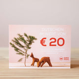 Ein Gutschein im Wert von 20 Euro von Kokomoo in Papierform, aufgestellt.