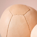 Eine Detailaufnahme des Lederball svon Lautenbach, bei der man die Nähte und Narben im echten Ziegenleder gut sieht.