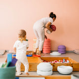 Im Pikler Spielraum von Barbara Lackner findest Du neben vielen Produkten die das freie Spiel ermöglichen, die es auch bei Kokomoo zu kaufen gibt, auch Stapelsteine. Die Stapelsteine bieten schon dem ganz jungen Kind viele Möglichkeiten in Bewegung zu kommen. Möchtest Du mehr zu wissen, dann schau Dir das Video an.