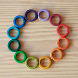 Zwölf bunte Holzringe Grapat Rings im Kreis aufgelegt.